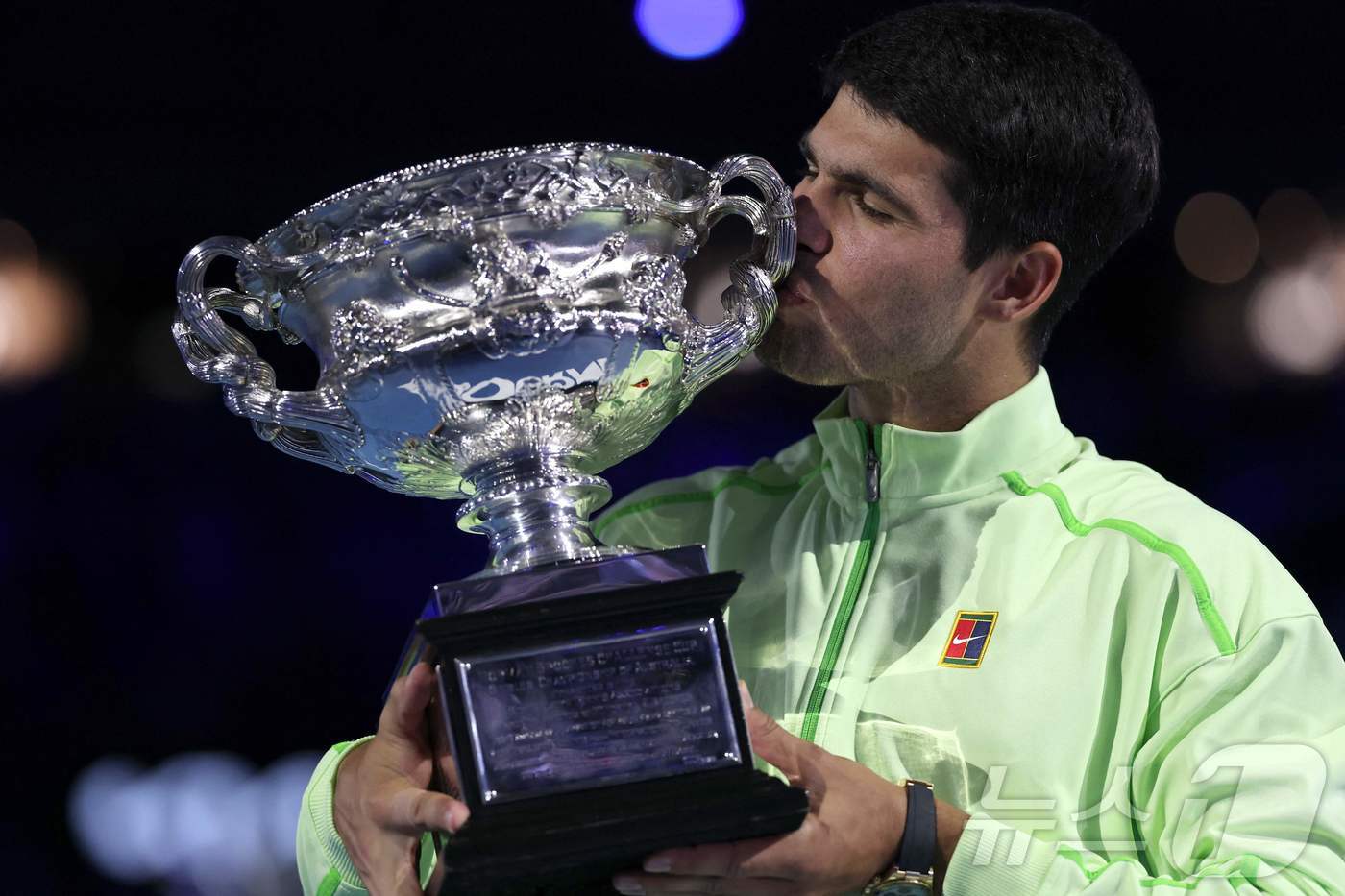 (AFP=뉴스1) 안은나 기자 = 남자 테니스 세계 1위 카를로스 알카라스(스페인)가 1일 호주 멜버른에서 열린 호주오픈 테니스 대회 남자 단식 결승에서 노박 조코비치(세르비아)를 …