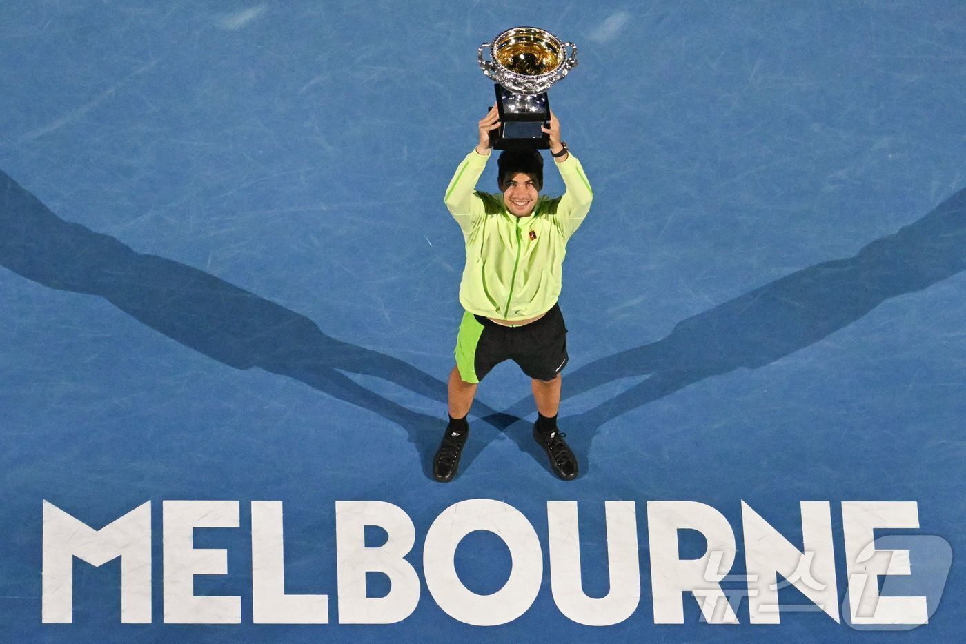 본문 이미지 - 카를로스 알카라스(스페인)가 1일 호주 멜버른에서 열린 호주오픈 테니스 대회 남자 단식 결승에서 우승컵인 노먼 브룩스 챌린지컵을 들어올리고 있다. ⓒ AFP=뉴스1 
