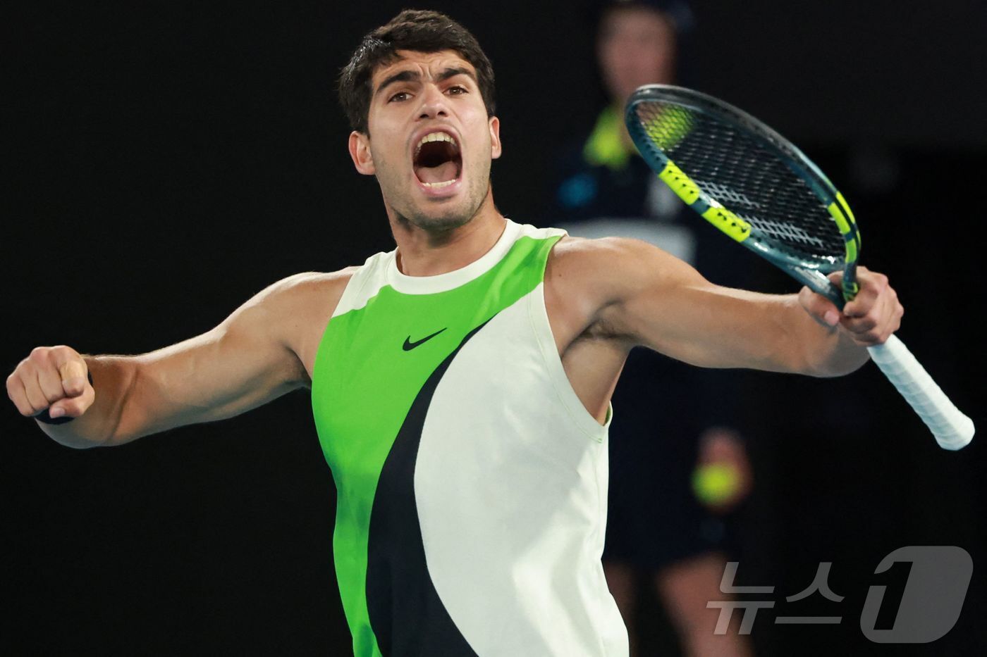 본문 이미지 - 카를로스 알카라스(스페인)가 1일 호주 멜버른에서 열린 호주오픈 테니스 대회 남자 단식 결승에서 노박 조코비치(세르비아)를 상대로 득점한 뒤 포효하고 있다. ⓒ AFP=뉴스1 