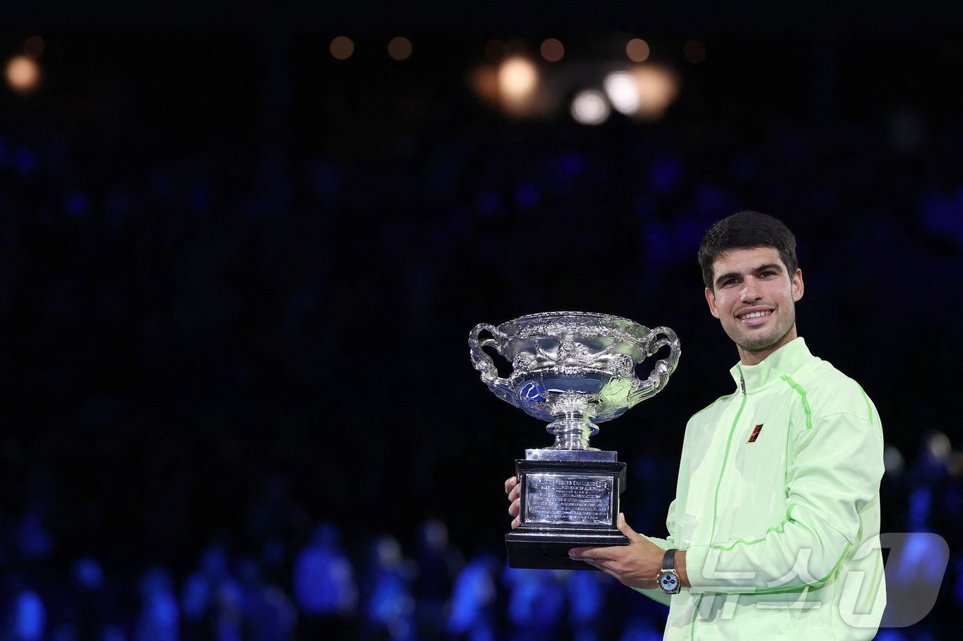 본문 이미지 - 카를로스 알카라스(스페인)가 1일 호주 멜버른에서 열린 호주오픈 테니스 대회 남자 단식 결승에서 우승컵인 노먼 브룩스 챌린지컵을 들어올리고 있다. ⓒ AFP=뉴스1 