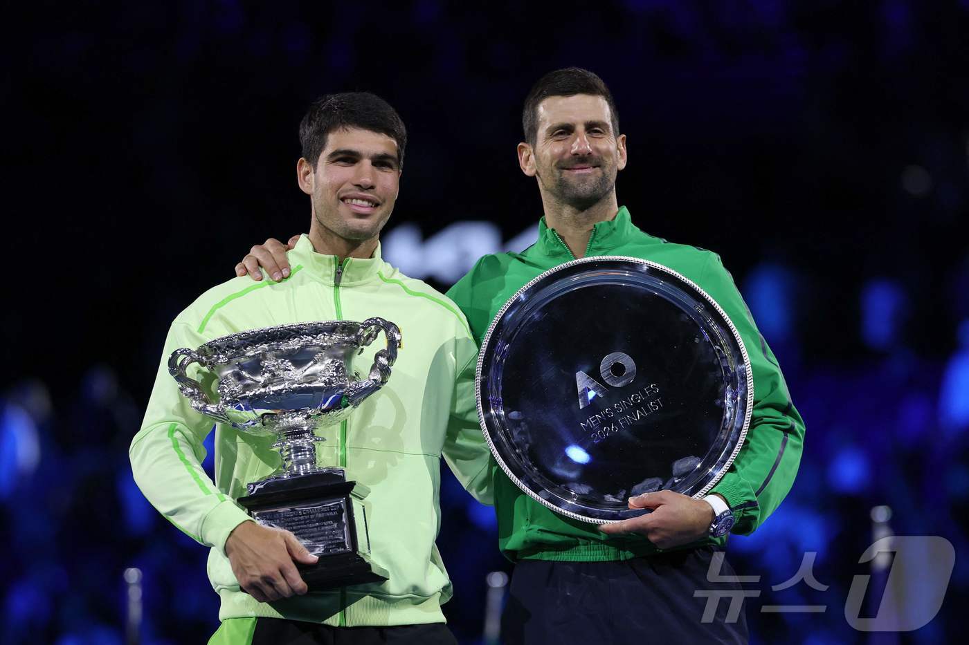 (AFP=뉴스1) 안은나 기자 = 카를로스 알카라스(스페인)가 1일 호주 멜버른에서 열린 호주오픈 테니스 대회 남자 단식 결승에서 우승을 차지, 노박 조코비치(세르비아)와 시상대에 …