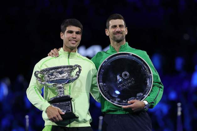 나란히 기념 촬영하는 알카라스·조코비치