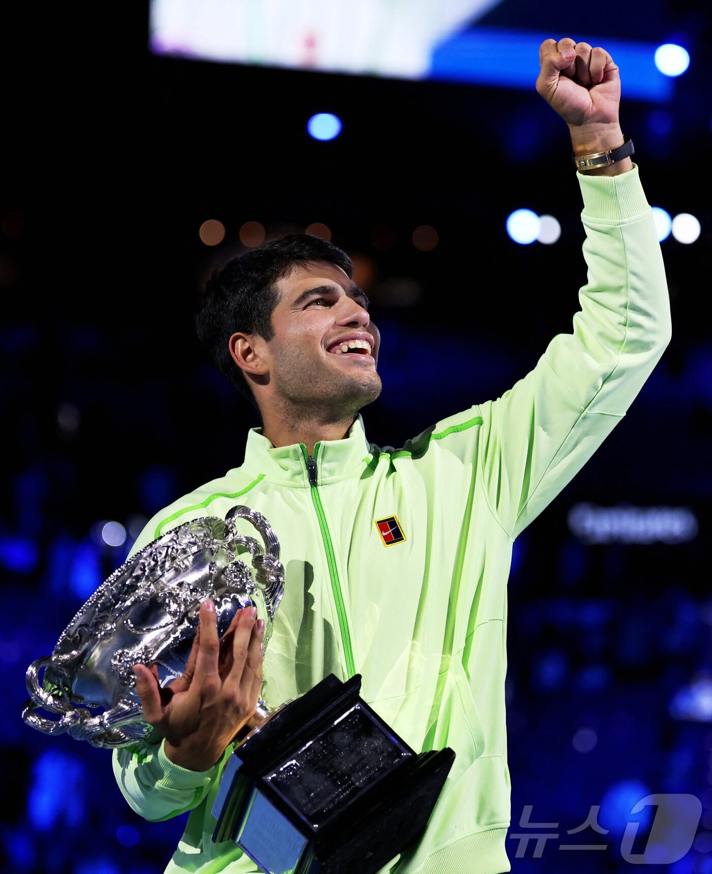 본문 이미지 - 카를로스 알카라스(스페인)가 1일 호주 멜버른에서 열린 호주오픈 테니스 대회 남자 단식 결승에서 트로피를 든채 주먹을 불끈 쥐고 있다. ⓒ 로이터=뉴스1 