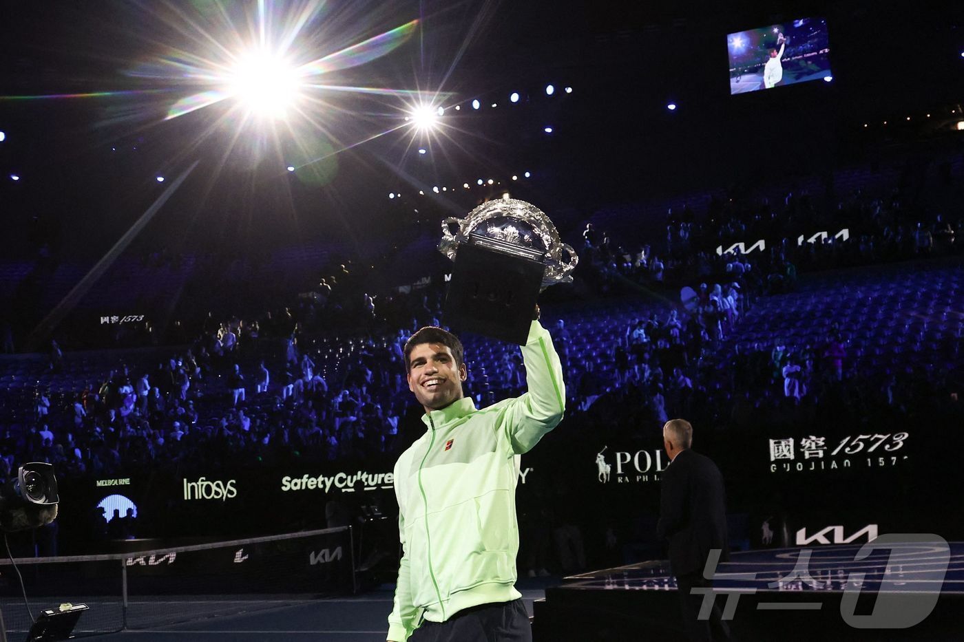 본문 이미지 - 카를로스 알카라스(스페인)가 1일 호주 멜버른에서 열린 호주오픈 테니스 대회 남자 단식 결승에서 우승컵인 노먼 브룩스 챌린지컵을 들어 보이고 있다. ⓒ AFP=뉴스1