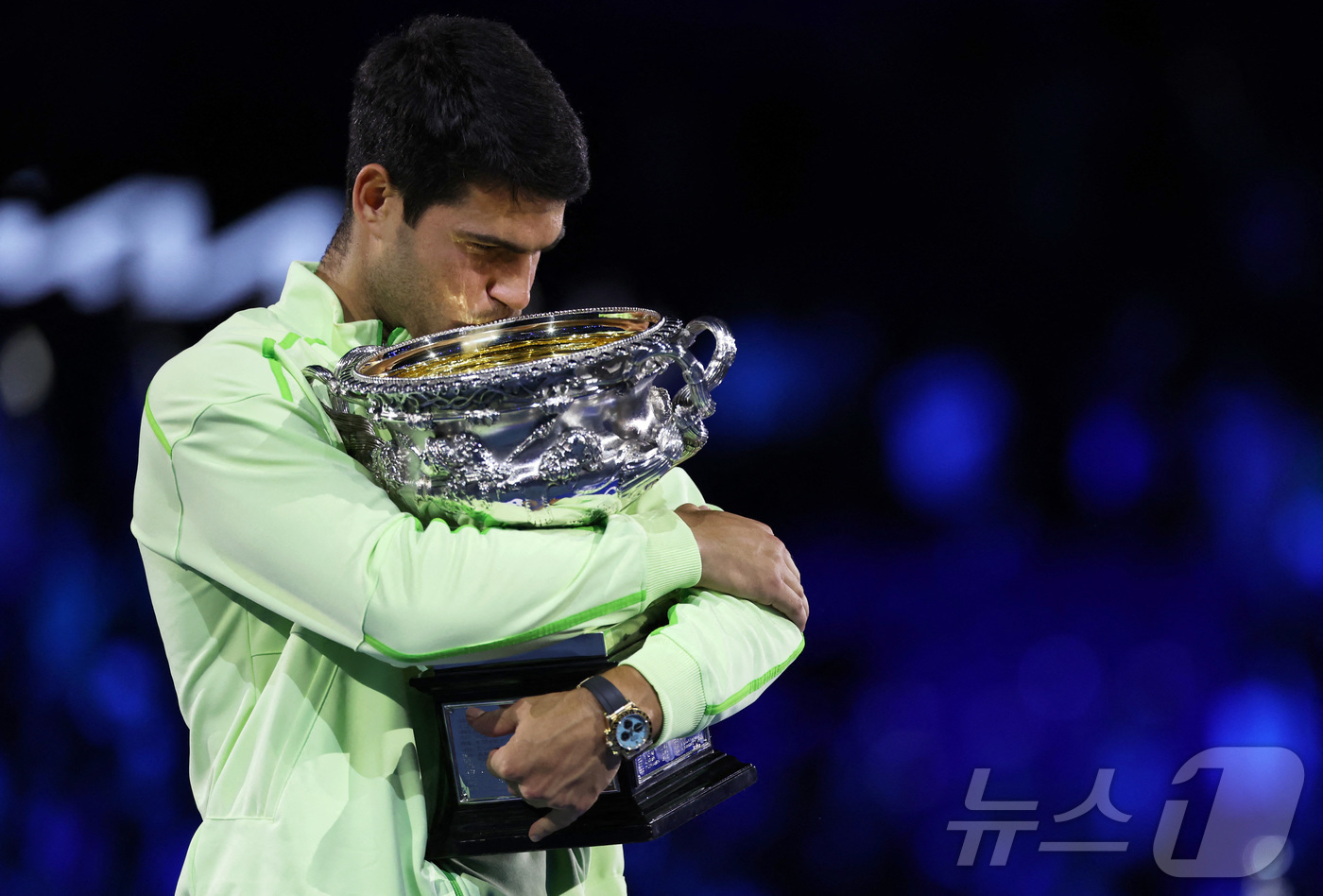 (로이터=뉴스1) 안은나 기자 = 카를로스 알카라스(스페인)가 1일 호주 멜버른에서 열린 호주오픈 테니스 대회 남자 단식 결승에서 노박 조코비치(세르비아)를 꺾고 우승을 차지, 우 …