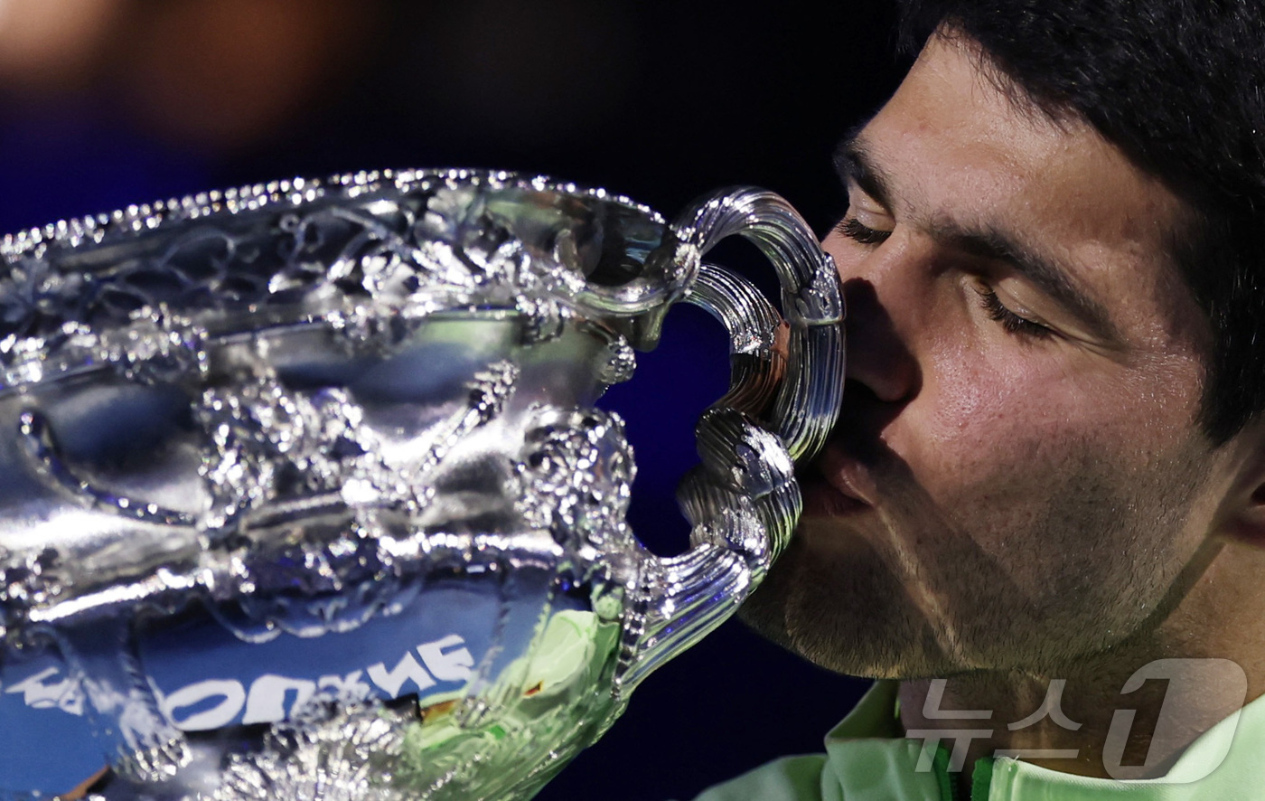 (로이터=뉴스1) 안은나 기자 = 카를로스 알카라스(스페인)가 1일 호주 멜버른에서 열린 호주오픈 테니스 대회 남자 단식 결승에서 노박 조코비치(세르비아)를 꺾고 우승을 차지, 우 …