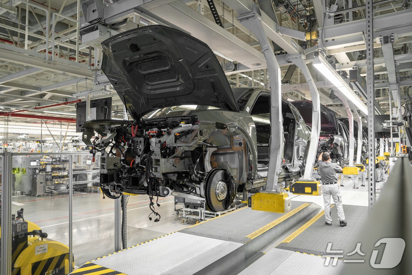 본문 이미지 - 지난달 28일(현지시각) 슬로바키아 수도 브라티슬라바 외곽의 폭스바겐그룹 공장 내 카이엔 조립 홀에서 포르쉐 준대형 SUV '카이엔'의 가솔린 모델이 만들어지고 있는 모습(포르쉐 제공). 2026.01.28.