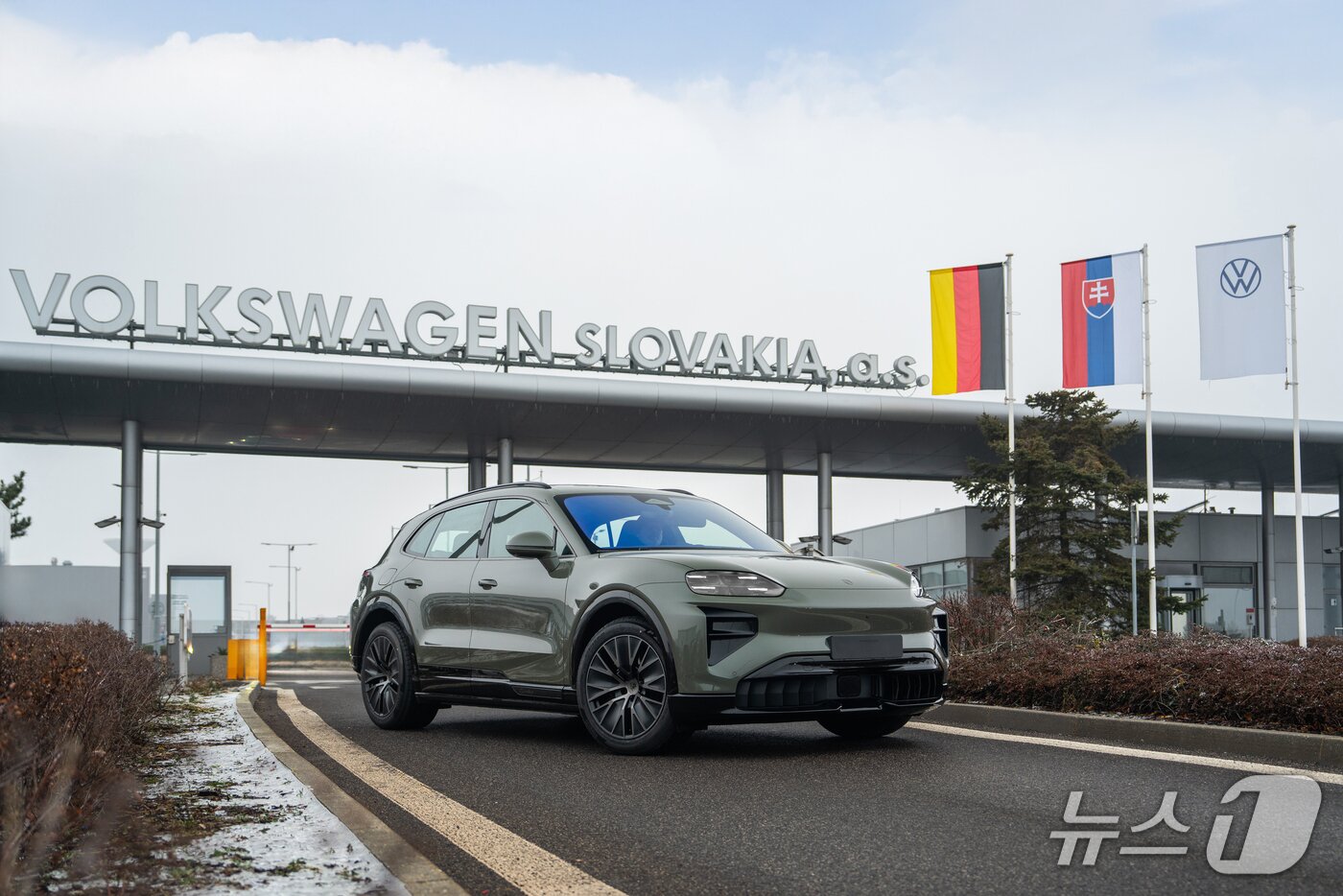 본문 이미지 - 슬로바키아 수도 브라티슬라바 외곽의 폭스바겐그룹 공장 정문에 올해 하반기 출시되는 포르쉐 준대형 전기 SUV '카이엔 일렉트릭'이 주차된 모습(프르쉐 제공). 2026.01.28.