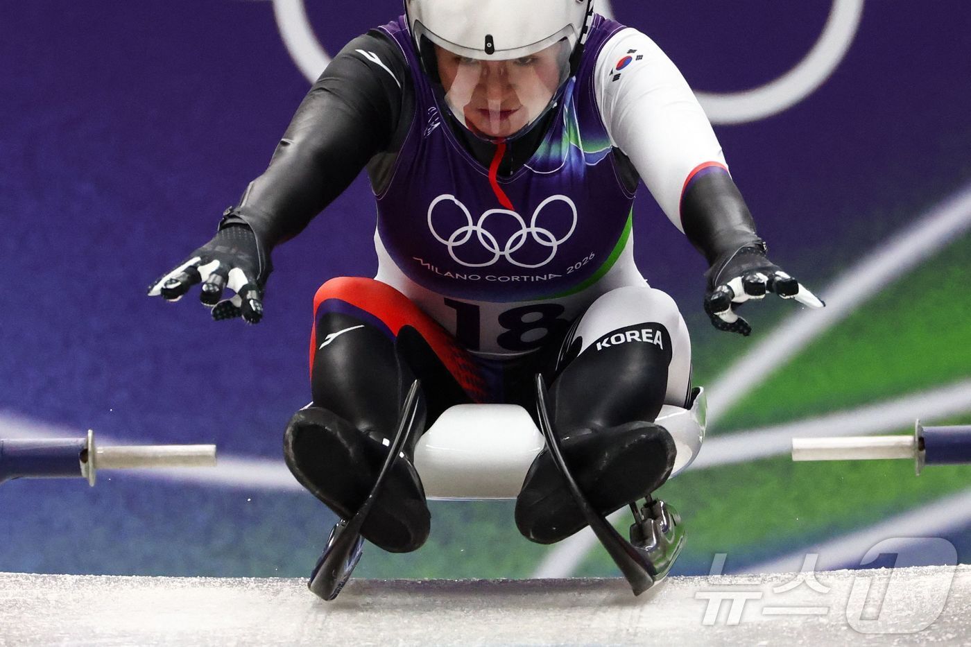 본문 이미지 - 역주하는 루지 국가대표 정혜선.ⓒ AFP=뉴스1