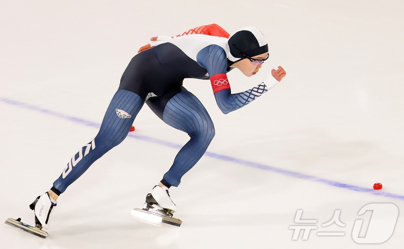본문 이미지 - 스피드스케이팅 김민선이 9일(현지시간) 이탈리아 밀라노 스피드스케이팅 스타디움에서 열린 여자 1000m에 출전해 역주하고 있다. 이날 김민선은 1분16초24로 최종 18위를 기록했다. 2026.2.10 ⓒ 뉴스1 김진환 기자