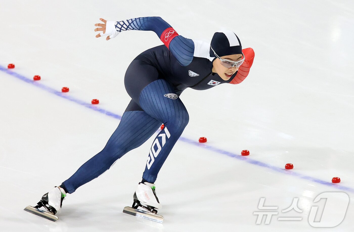 본문 이미지 - 스피드스케이팅 이나현이 9일(현지시간) 이탈리아 밀라노 스피드스케이팅 스타디움에서 열린 여자 1000m에 출전해 역주를 펼치고 있다. 이날 이나현은 1분15초76으로 최종 9위를 기록했다. 2026.2.10 ⓒ 뉴스1 김진환 기자
