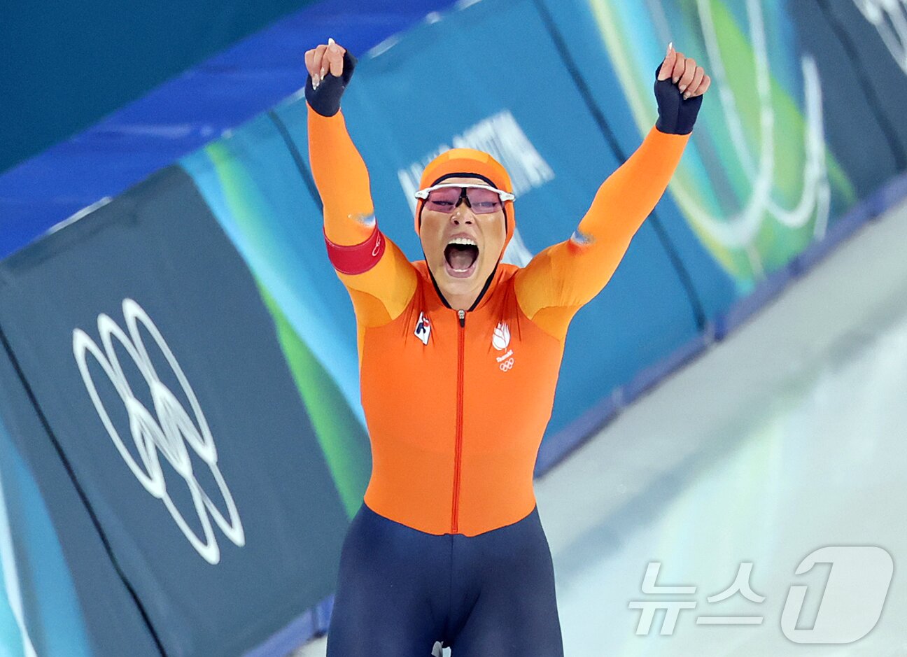본문 이미지 - 네덜란드 스피드스케이팅 유타 레이르담이 9일(현지시간) 이탈리아 밀라노 스피드스케이팅 스타디움에서 열린 여자 1000m에 출전해 1분12초31로 올림픽 신기록을 세우며 금메달이 확정된 뒤 환호하고 있다. 2026.2.10 ⓒ 뉴스1 김진환 기자