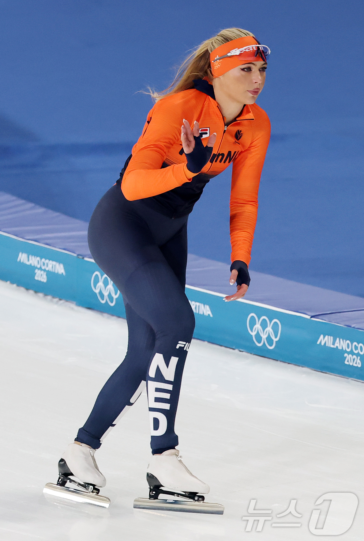 (밀라노=뉴스1) 김진환 기자 = 네덜란드 스피드스케이팅 유타 레이르담이 9일(현지시간) 이탈리아 밀라노 스피드스케이팅 스타디움에서 열리는 여자 1000m 경기를 앞두고 응원 온 …