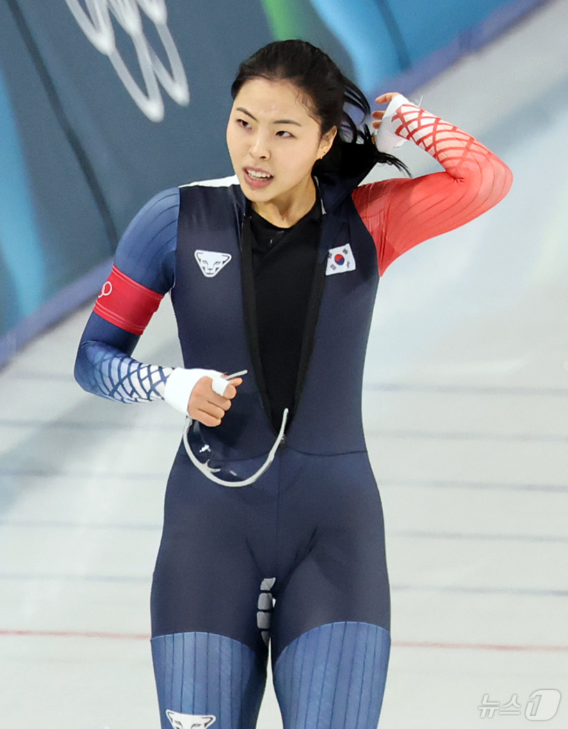 (밀라노=뉴스1) 김진환 기자 = 스피드스케이팅 이나현이 9일(현지시간) 이탈리아 밀라노 스피드스케이팅 스타디움에서 열린 여자 1000m에 출전해 역주를 펼친 뒤 전광판을 통해 결 …