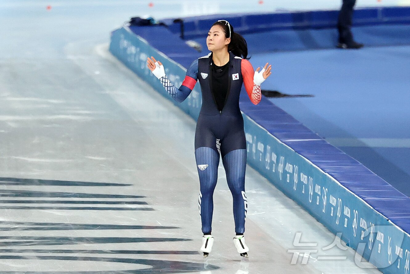 본문 이미지 - 스피드스케이팅 이나현이 9일(현지시간) 이탈리아 밀라노 스피드스케이팅 스타디움에서 열린 여자 1000m에 출전해 역주를 펼친 뒤 응원 온 팬들에게 인사하고 있다. 이날 이나현은 1분15초76으로 최종 9위를 기록했다. 2026.2.10 ⓒ 뉴스1 김진환 기자