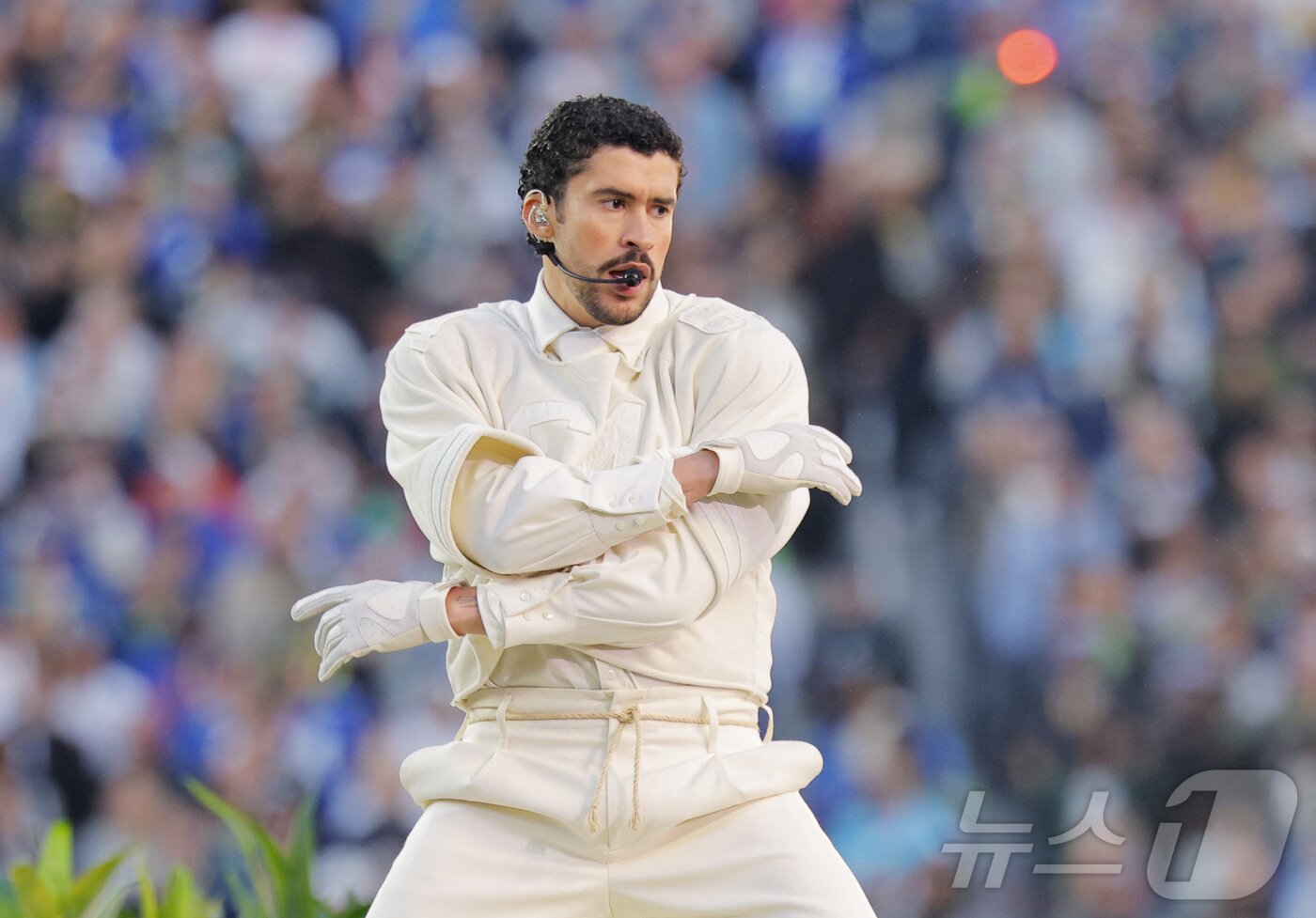 본문 이미지 - 라틴 팝스타 배드 버니(31)가 8일(현지시간) 미국 캘리포니아 샌타클라라 리바이스 스타디움에서 열린 뉴잉글랜드 패트리어츠와 시에틀 시호크스와의 미국프로풋볼리그(NFL) 결승전인 제60회 슈퍼볼(Super Bowl)의 하프타임 공연을 하고 있다. 2026.02.08. ⓒ 로이터=뉴스1