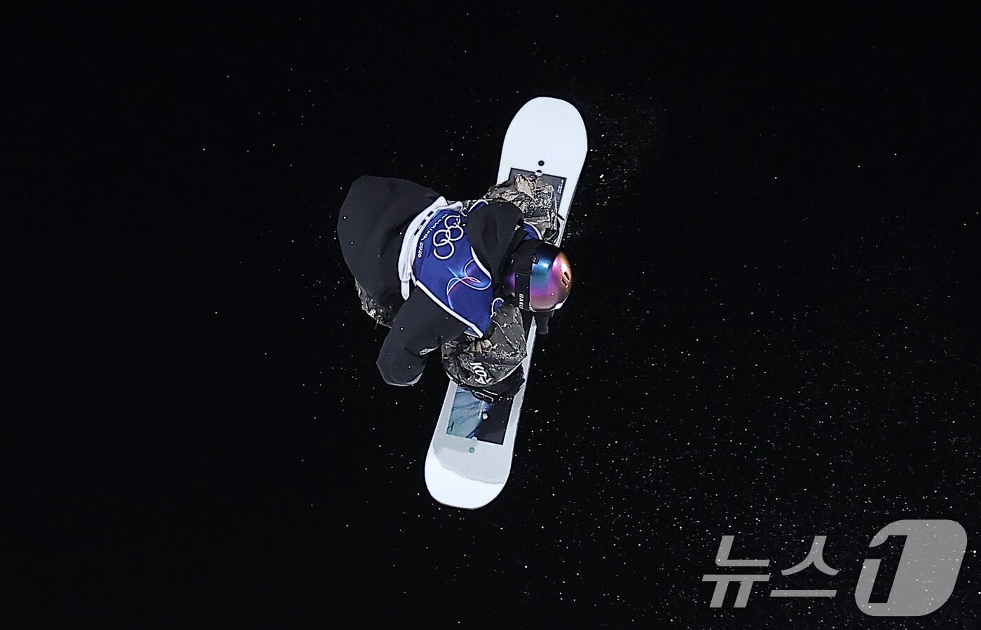 본문 이미지 - 스노보드 유승은이 9일(현지시간) 이탈리아 리비뇨 스노파크에서 열린 2026 밀라노·코르티나담페초 동계올림픽 스노보드 여자 빅에어 결선에서 묘기를 부리고 있다. 2026.2.10 ⓒ 뉴스1 김성진 기자