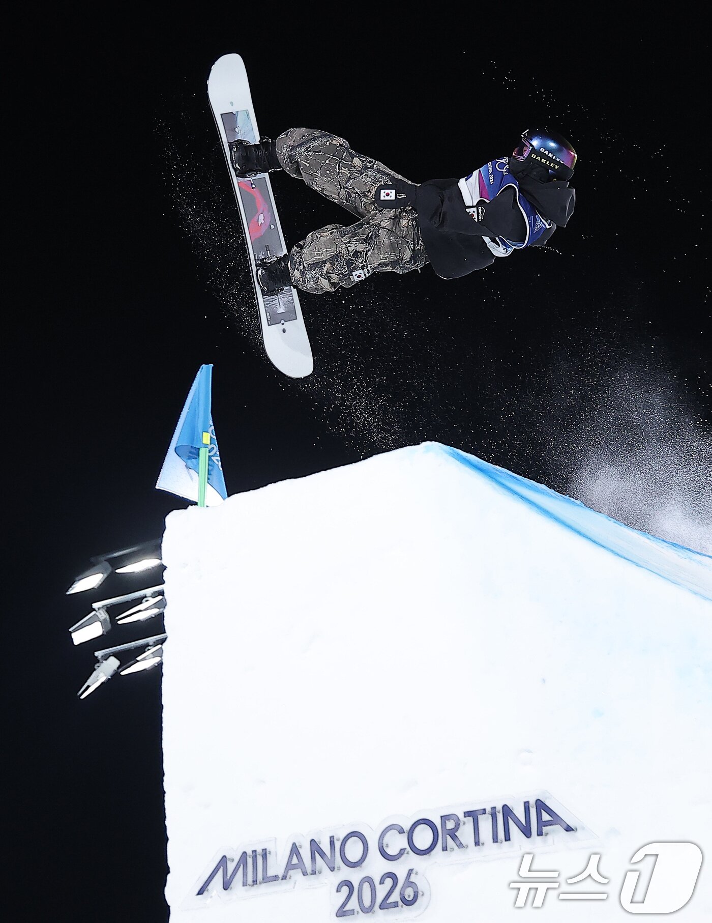 본문 이미지 - 스노보드 유승은이 9일(현지시간) 이탈리아 리비뇨 스노파크에서 열린 2026 밀라노·코르티나담페초 동계올림픽 스노보드 여자 빅에어 결선에서 묘기를 부리고 있다. 2026.2.10 ⓒ 뉴스1 김성진 기자
