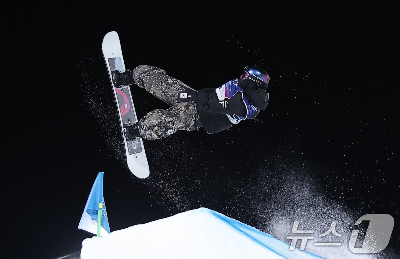 본문 이미지 - 스노보드 유승은이 9일(현지시간) 이탈리아 리비뇨 스노파크에서 열린 2026 밀라노·코르티나담페초 동계올림픽 스노보드 여자 빅에어 결선에서 묘기를 부리고 있다. 2026.2.10 ⓒ 뉴스1 김성진 기자