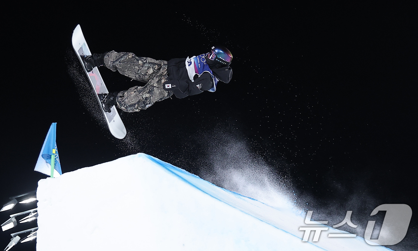 (밀라노=뉴스1) 김성진 기자 = 스노보드 유승은이 9일(현지시간) 이탈리아 리비뇨 스노파크에서 열린 2026 밀라노·코르티나담페초 동계올림픽 스노보드 여자 빅에어 결선에서 묘기를 …