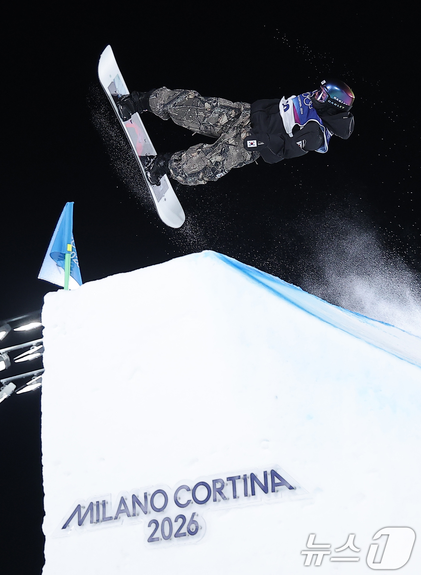 (리비뇨=뉴스1) 김성진 기자 = 스노보드 유승은이 9일(현지시간) 이탈리아 리비뇨 스노파크에서 열린 2026 밀라노·코르티나담페초 동계올림픽 스노보드 여자 빅에어 결선에서 묘기를 …