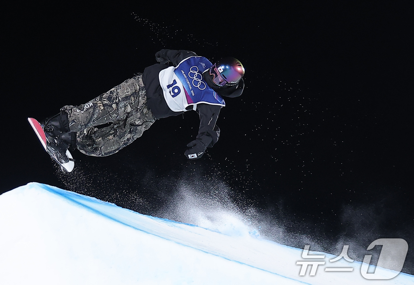 (리비뇨=뉴스1) 김성진 기자 = 스노보드 유승은이 9일(현지시간) 이탈리아 리비뇨 스노파크에서 열린 2026 밀라노·코르티나담페초 동계올림픽 스노보드 여자 빅에어 결선에서 묘기를 …
