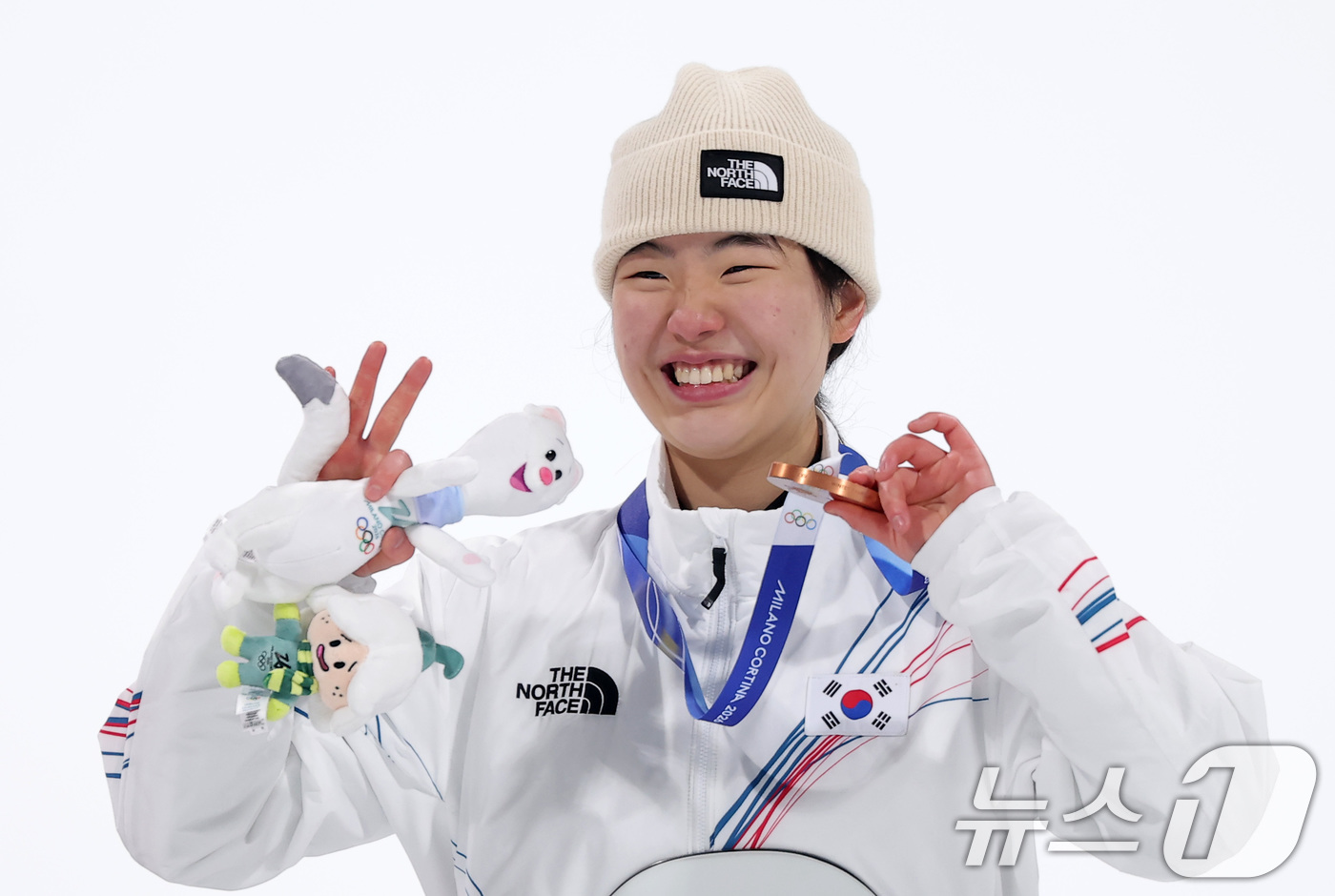 (리비뇨=뉴스1) 김성진 기자 = 스노보드 유승은이 9일(현지시간) 이탈리아 리비뇨 스노파크에서 열린 2026 밀라노·코르티나담페초 동계올림픽 스노보드 여자 빅에어 결선에서 동메달 …