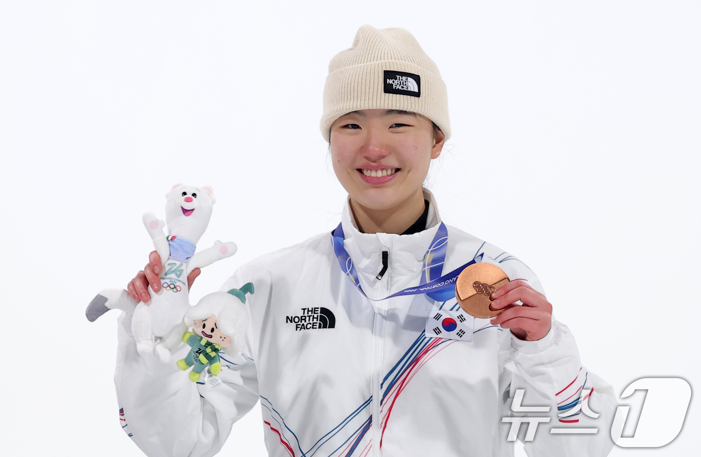 (리비뇨=뉴스1) 김성진 기자 = 스노보드 유승은이 9일(현지시간) 이탈리아 리비뇨 스노파크에서 열린 2026 밀라노·코르티나담페초 동계올림픽 스노보드 여자 빅에어 결선에서 동메달 …