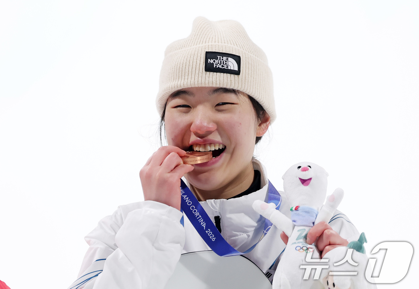 (밀라노=뉴스1) 김성진 기자 = 스노보드 유승은이 9일(현지시간) 이탈리아 리비뇨 스노파크에서 열린 2026 밀라노·코르티나담페초 동계올림픽 스노보드 여자 빅에어 결선에서 동메달 …