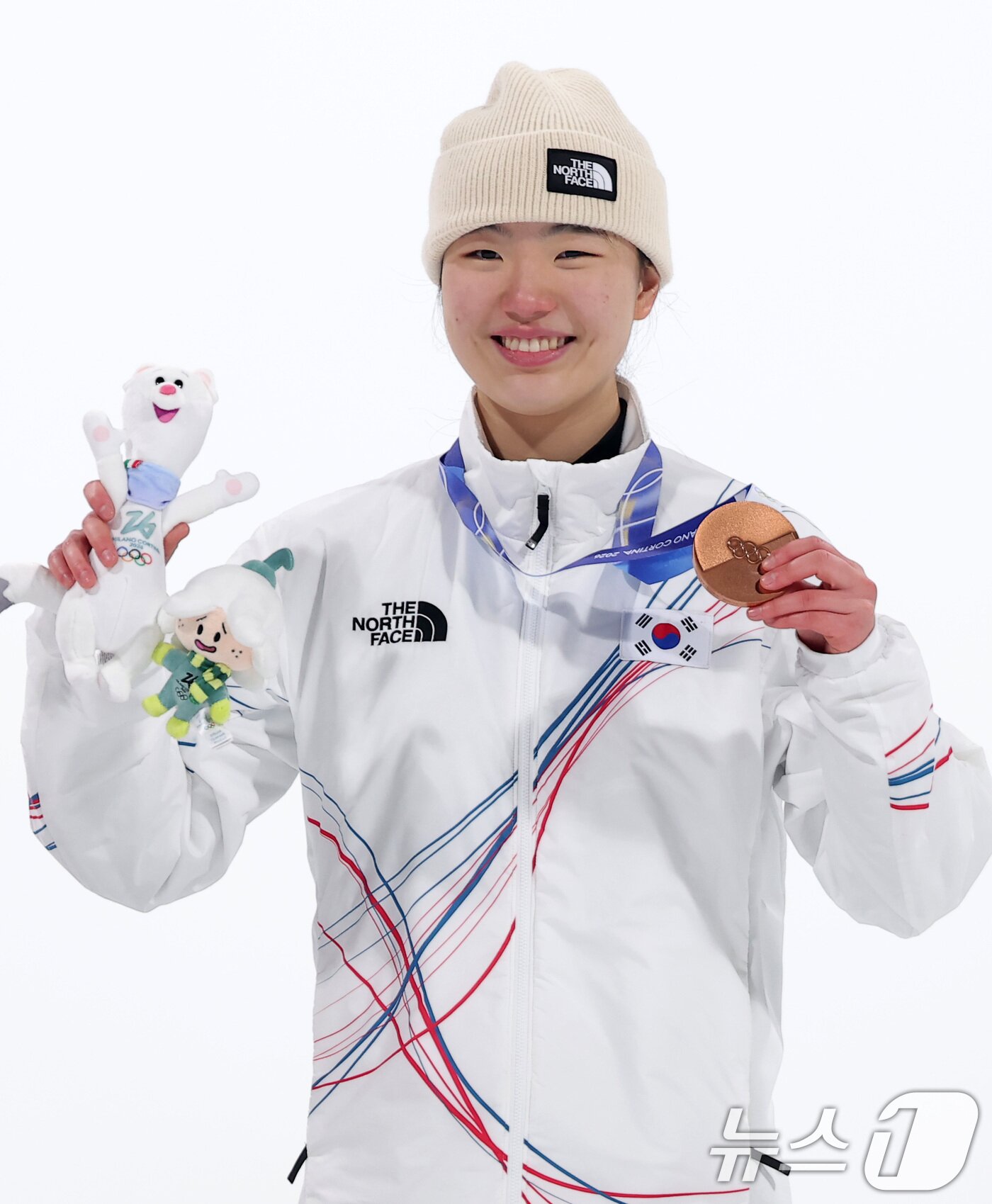 본문 이미지 - 스노보드 유승은이 9일(현지시간) 이탈리아 리비뇨 스노파크에서 열린 2026 밀라노·코르티나담페초 동계올림픽 스노보드 여자 빅에어 결선에서 동메달을 차지한 후 기념촬영을 하고 있다. 2026.2.10 ⓒ 뉴스1 김성진 기자