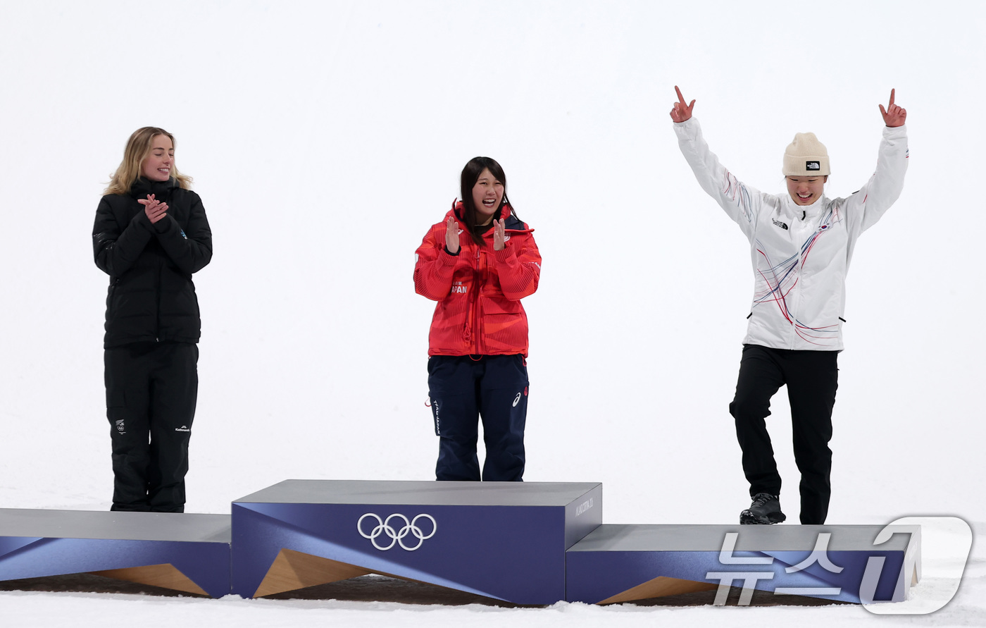 (리비뇨=뉴스1) 김성진 기자 = 9일(현지시간) 이탈리아 리비뇨 스노파크에서 열린 2026 밀라노·코르티나담페초 동계올림픽 스노보드 여자 빅에어 시상식에서 동메달을 차지한 유승은 …