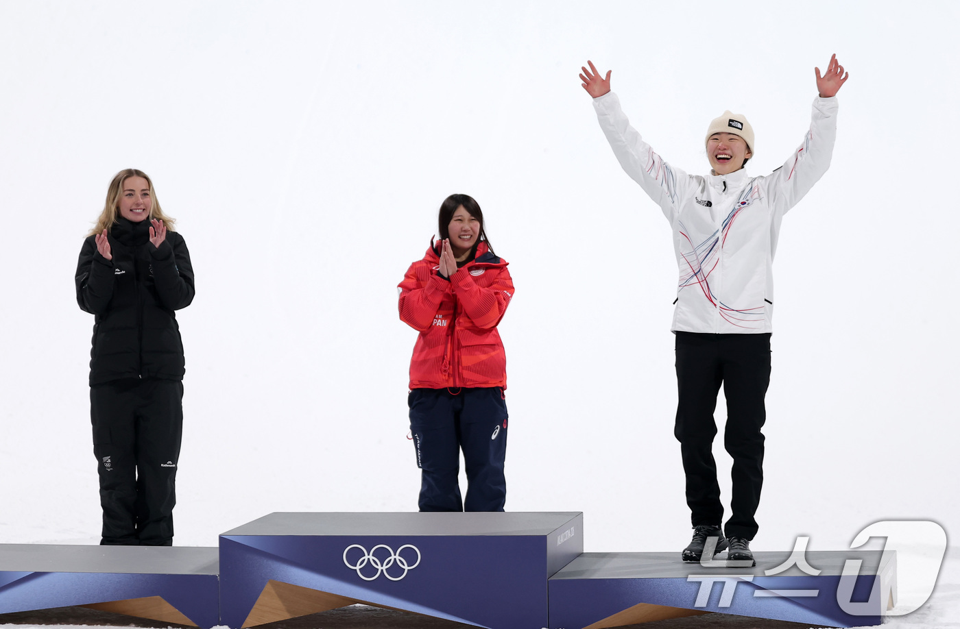 (리비뇨=뉴스1) 김성진 기자 = 9일(현지시간) 이탈리아 리비뇨 스노파크에서 열린 2026 밀라노·코르티나담페초 동계올림픽 스노보드 여자 빅에어 시상식에서 동메달을 차지한 유승은 …