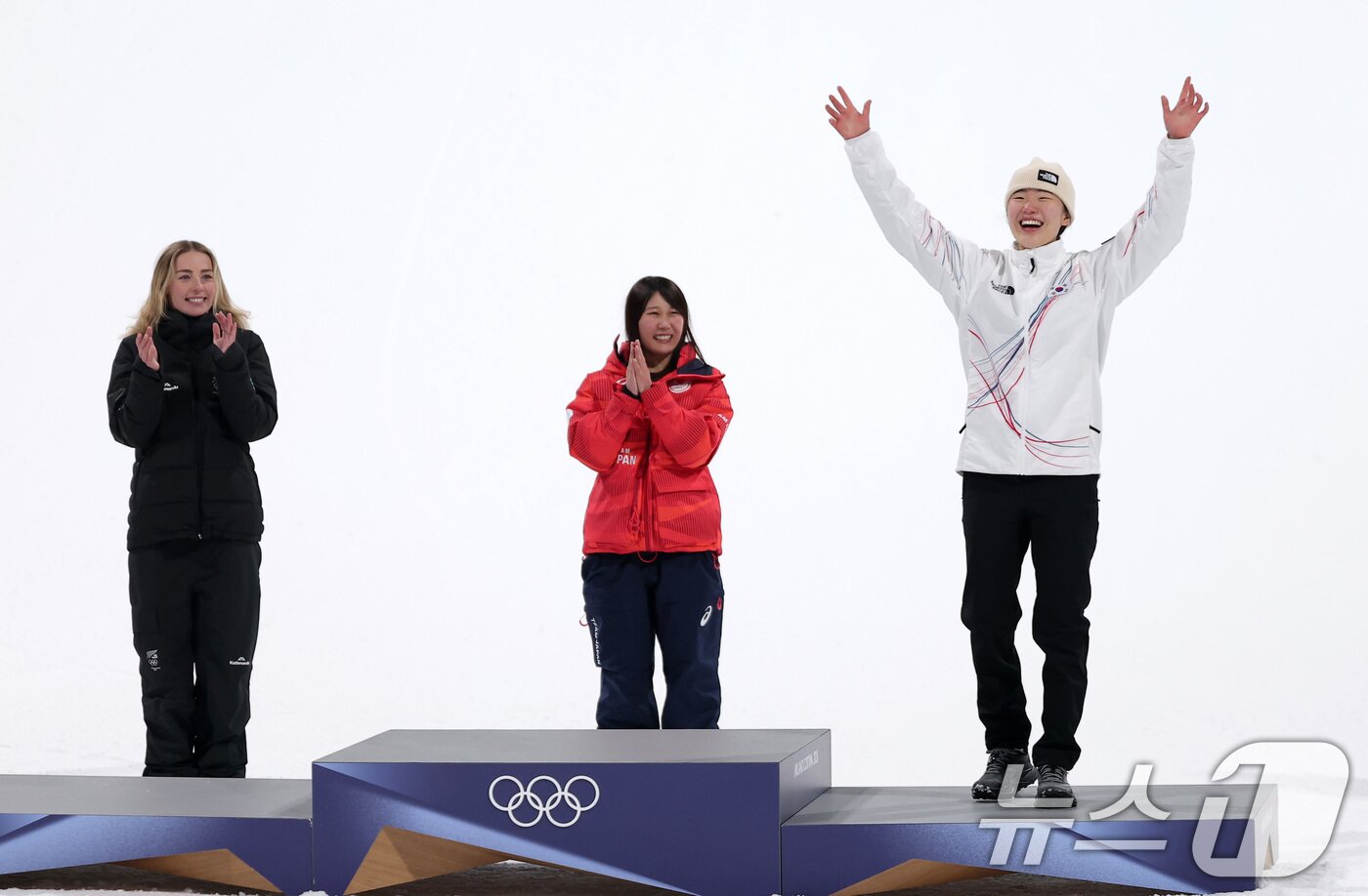 본문 이미지 - 9일(현지시간) 이탈리아 리비뇨 스노파크에서 열린 2026 밀라노·코르티나담페초 동계올림픽 스노보드 여자 빅에어 시상식에서 동메달을 차지한 유승은이 시상대에 오르고 있다. 2026.2.10 ⓒ 뉴스1 김성진 기자