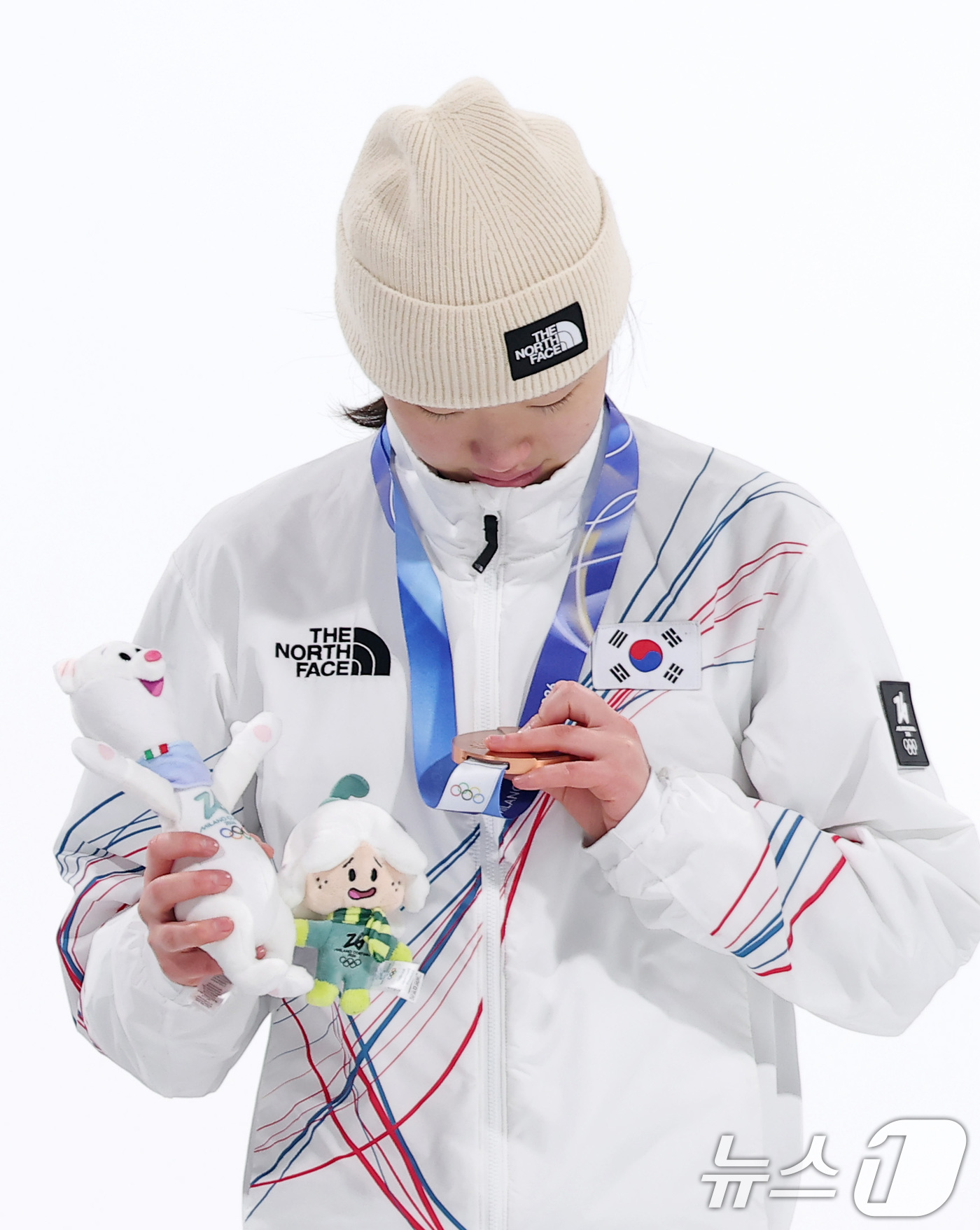 (리비뇨=뉴스1) 김성진 기자 = 9일(현지시간) 이탈리아 리비뇨 스노파크에서 열린 2026 밀라노·코르티나담페초 동계올림픽 스노보드 여자 빅에어 시상식에서 동메달을 차지한 유승은 …