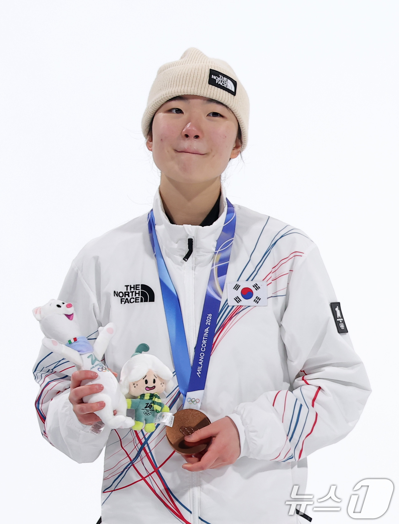 (리비뇨=뉴스1) 김성진 기자 = 9일(현지시간) 이탈리아 리비뇨 스노파크에서 열린 2026 밀라노·코르티나담페초 동계올림픽 스노보드 여자 빅에어 시상식에서 동메달을 차지한 유승은 …