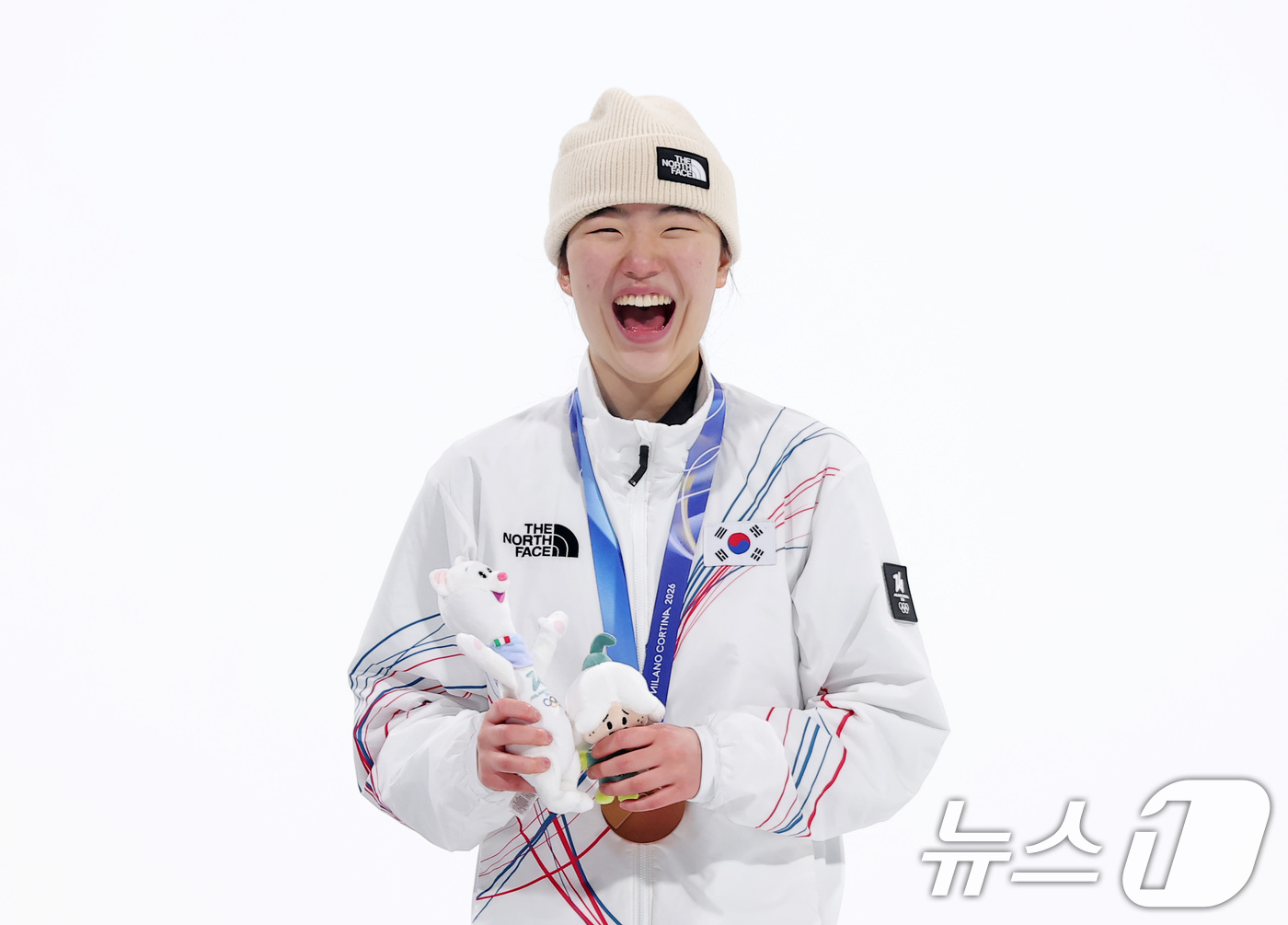 (리비뇨=뉴스1) 김성진 기자 = 9일(현지시간) 이탈리아 리비뇨 스노파크에서 열린 2026 밀라노·코르티나담페초 동계올림픽 스노보드 여자 빅에어 시상식에서 동메달을 차지한 유승은 …