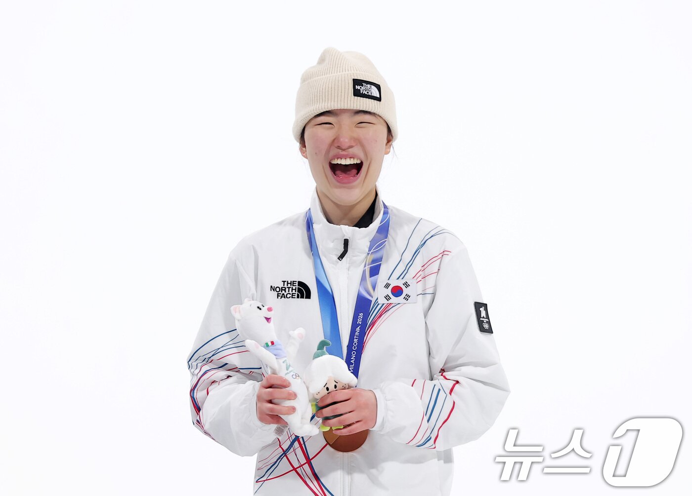 본문 이미지 - 9일(현지시간) 이탈리아 리비뇨 스노파크에서 열린 2026 밀라노·코르티나담페초 동계올림픽 스노보드 여자 빅에어 시상식에서 동메달을 차지한 유승은이 미소 짓고 있다. 2026.2.10 ⓒ 뉴스1 김성진 기자