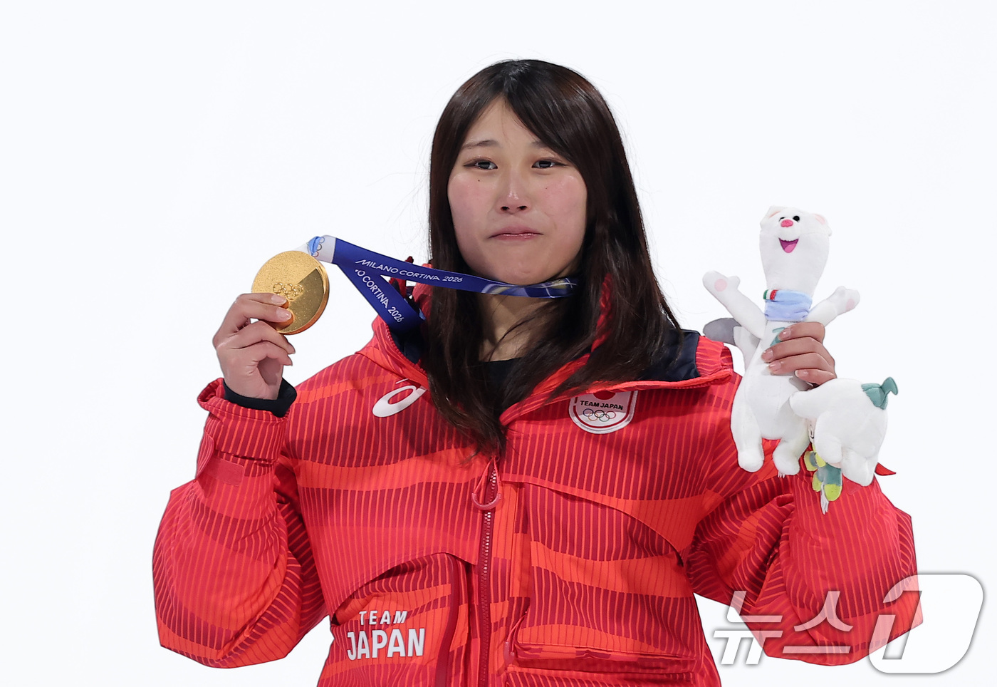 (리비뇨=뉴스1) 김성진 기자 = 9일(현지시간) 이탈리아 리비뇨 스노파크에서 열린 2026 밀라노·코르티나담페초 동계올림픽 스노보드 여자 빅에어 시상식에서 금메달을 차지한 일본 …
