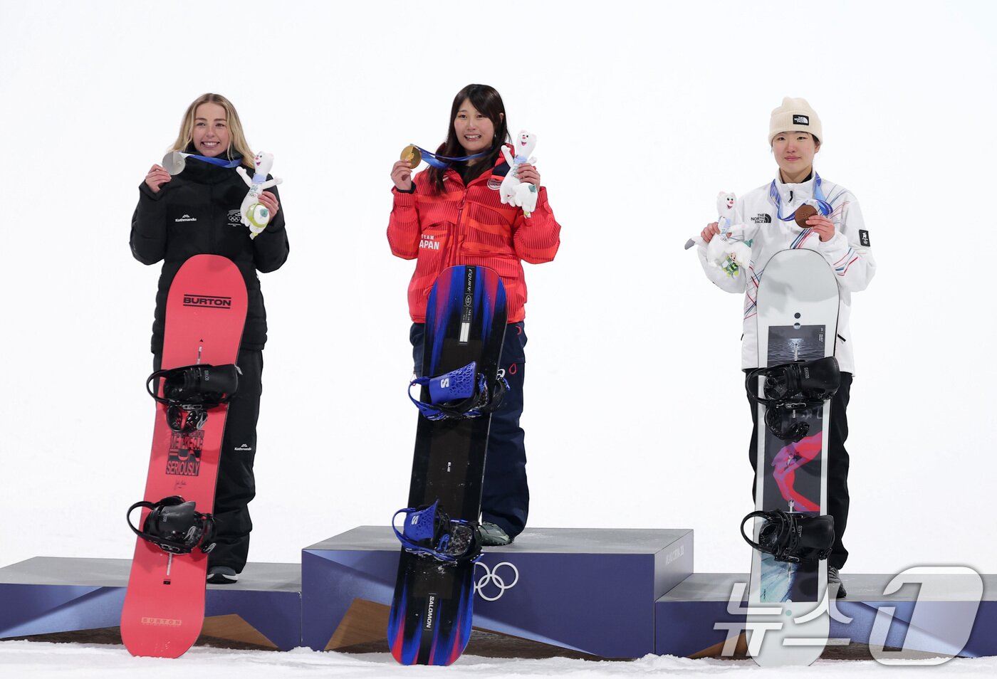 본문 이미지 - 9일(현지시간) 이탈리아 리비뇨 스노파크에서 열린 2026 밀라노·코르티나담페초 동계올림픽 스노보드 여자 빅에어 시상식에서 동메달을 차지한 유승은이 금메달리스트 일본 무라세 코코모, 은메달리스트 뉴질랜드 새도스키시넛 조이와 기념촬영을 하고 있다. 2026.2.10 ⓒ 뉴스1 김성진 기자