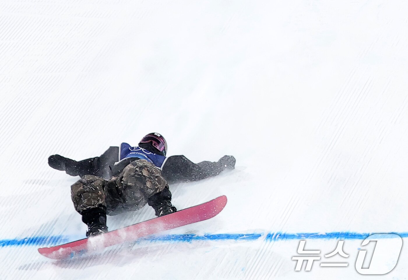 본문 이미지 - 스노보드 유승은이 9일(현지시간) 이탈리아 리비뇨 스노파크에서 열린 2026 밀라노·코르티나담페초 동계올림픽 스노보드 여자 빅에어 결선 3차시기에서 넘어지고 있다. 2026.2.10 ⓒ 뉴스1 김성진 기자