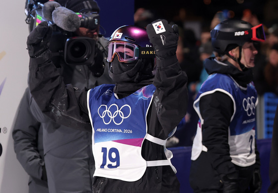 환호 유도하는 유승은