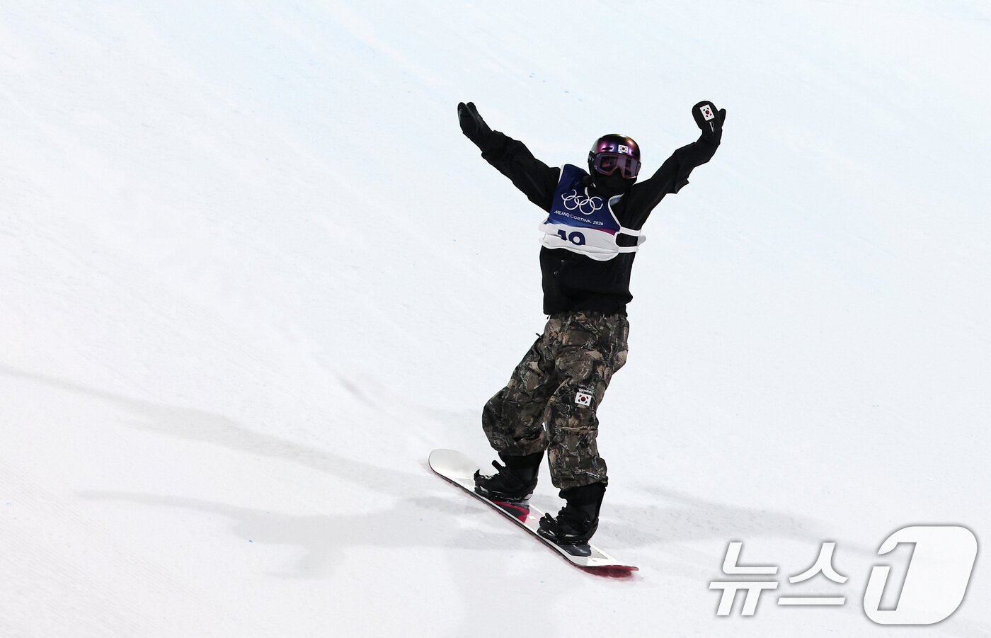본문 이미지 - 스노보드 유승은이 9일(현지시간) 이탈리아 리비뇨 스노파크에서 열린 2026 밀라노·코르티나담페초 동계올림픽 스노보드 여자 빅에어 결선 2차 시기를 마친 후 환호하고 있다. 2026.2.10 ⓒ 뉴스1 김성진 기자