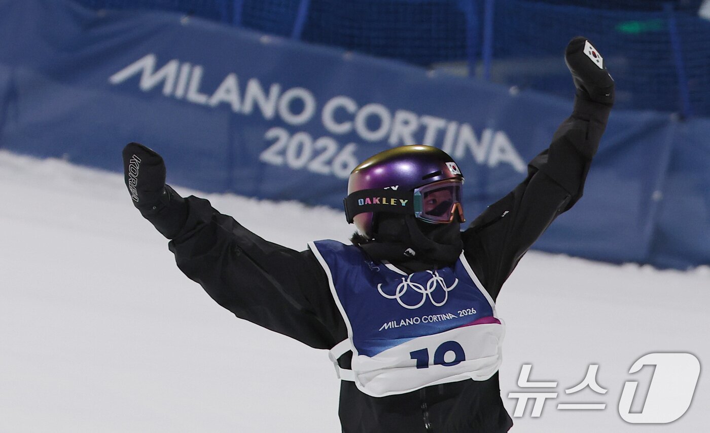 본문 이미지 - 스노보드 유승은이 9일(현지시간) 이탈리아 리비뇨 스노파크에서 열린 2026 밀라노·코르티나담페초 동계올림픽 스노보드 여자 빅에어 결선 2차 시기를 마친 후 환호하고 있다. 2026.2.10 ⓒ 뉴스1 김성진 기자