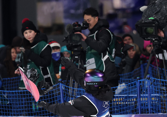 보드 던지는 유승은