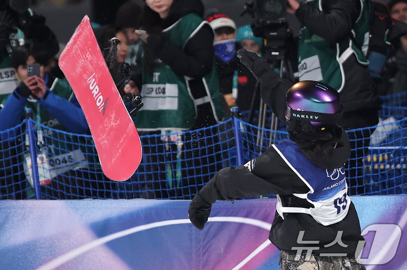 본문 이미지 - 스노보드 유승은이 9일(현지시간) 이탈리아 리비뇨 스노파크에서 열린 2026 밀라노·코르티나담페초 동계올림픽 스노보드 여자 빅에어 결선 2차 시기를 마친 후 보드를 던지고 있다. 2026.2.10 ⓒ 뉴스1 김성진 기자