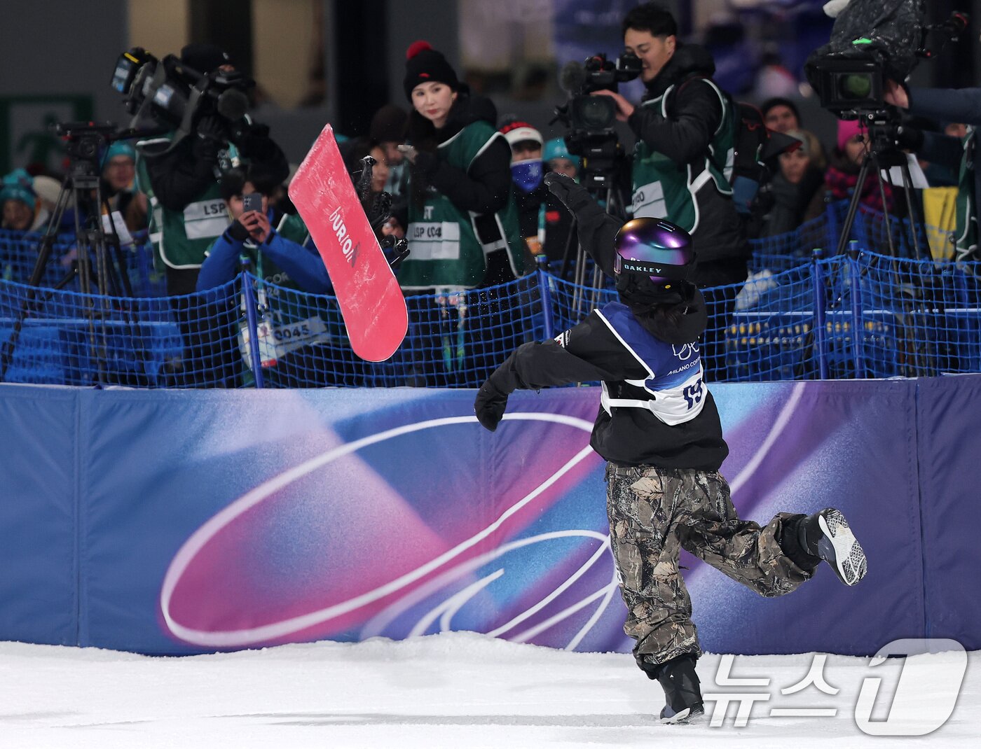 본문 이미지 - 스노보드 유승은이 9일(현지시간) 이탈리아 리비뇨 스노파크에서 열린 2026 밀라노·코르티나담페초 동계올림픽 스노보드 여자 빅에어 결선 2차 시기를 마친 후 보드를 던지고 있다. 2026.2.10 ⓒ 뉴스1 김성진 기자