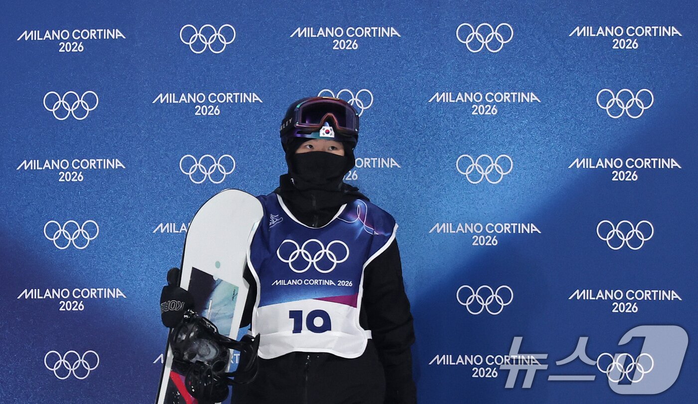 본문 이미지 - 스노보드 유승은이 9일(현지시간) 이탈리아 리비뇨 스노파크에서 열린 2026 밀라노·코르티나담페초 동계올림픽 스노보드 여자 빅에어 결선 2차 시기를 마친 후 결과를 기다리고 있다. 2026.2.10 ⓒ 뉴스1 김성진 기자