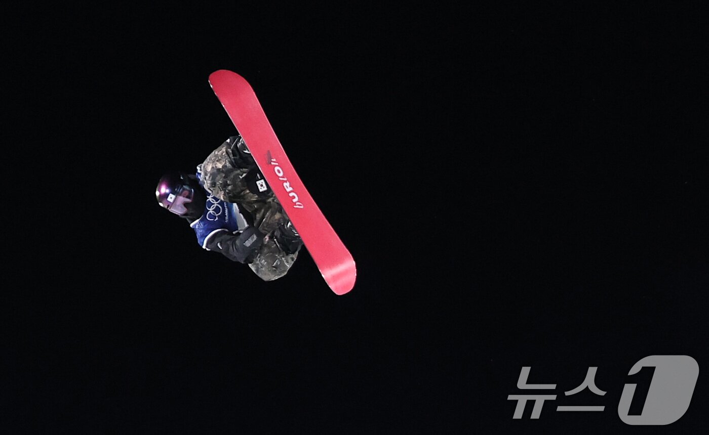 본문 이미지 - 스노보드 유승은이 9일(현지시간) 이탈리아 리비뇨 스노파크에서 열린 2026 밀라노·코르티나담페초 동계올림픽 스노보드 여자 빅에어 결선에서 묘기를 부리고 있다. 2026.2.10 ⓒ 뉴스1 김성진 기자