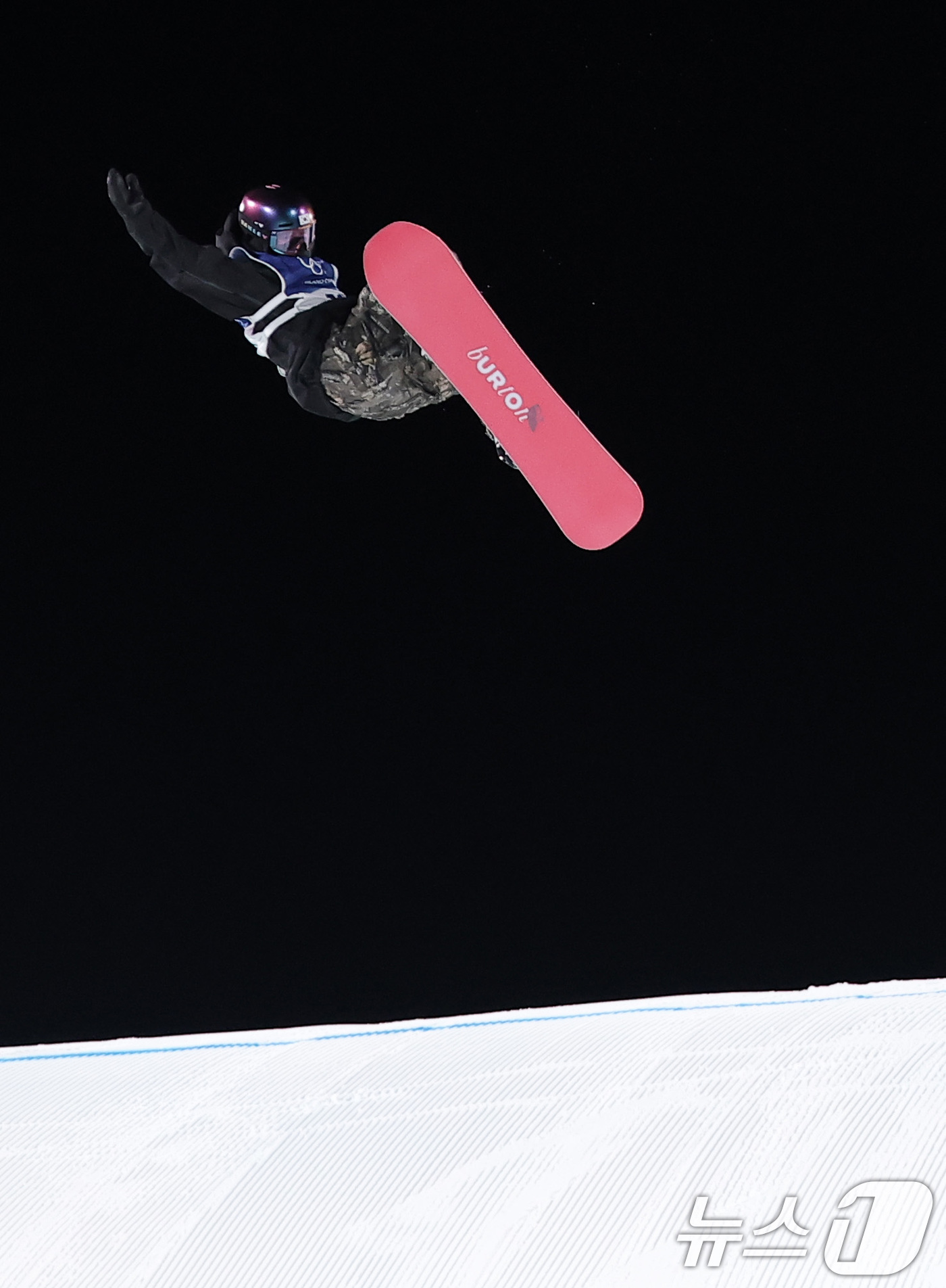 (리비뇨=뉴스1) 김성진 기자 = 스노보드 유승은이 9일(현지시간) 이탈리아 리비뇨 스노파크에서 열린 2026 밀라노·코르티나담페초 동계올림픽 스노보드 여자 빅에어 결선에서 묘기를 …