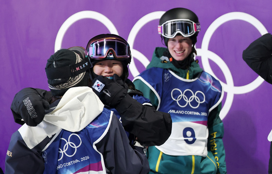 무라세 코코모와 포옹하는 유승은